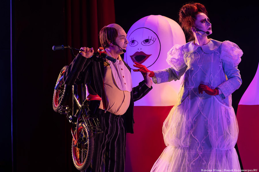 С интонациями The Beatles: в Музыкальном театре показали «Гоголюцинации Чичикова» (фото)