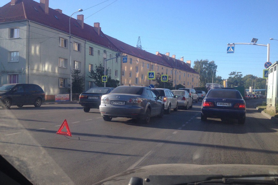 На ул. Гагарина из-за ДТП с участием трех машин затруднен проезд (фото)