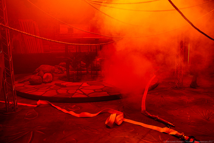Изображая жертву: актеры драмтеатра «подыграли» пожарным на учениях (фото)