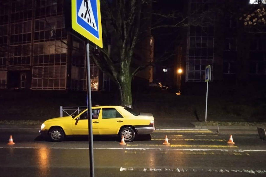 «Не заметил из-за погоды»: в Светлогорске на пешеходном переходе «Мерседес» сбил женщину (фото)