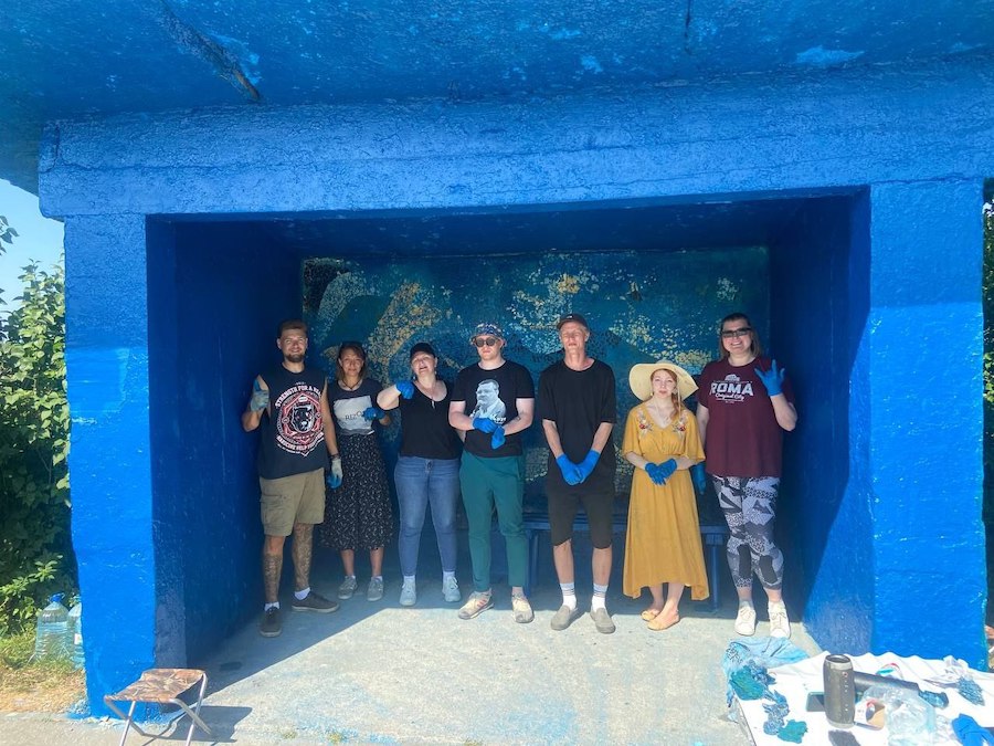 Под Светлогорском волонтеры начали чистить от краски советскую мозаику на остановке