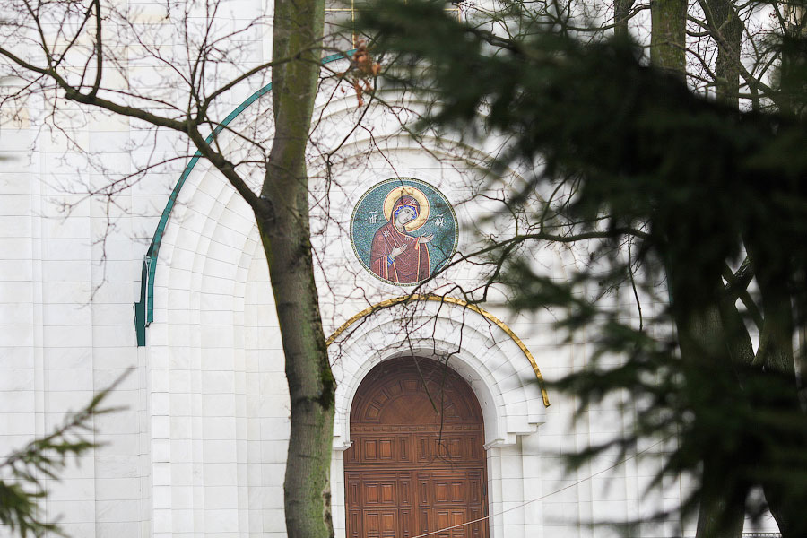 РПЦ собираются наказать за повреждение деревьев у храма на площади Победы