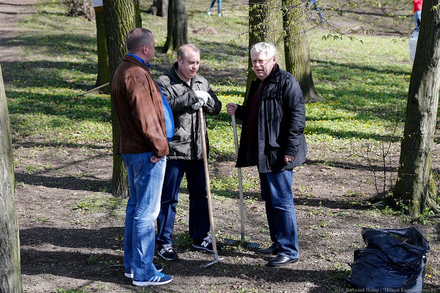 С метлой в руках: в парке Победы прошёл общегородской субботник