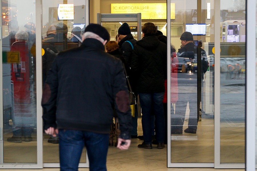 «Очереди кругом»: в «Храброво» сотни пассажиров не могут улететь из-за тумана