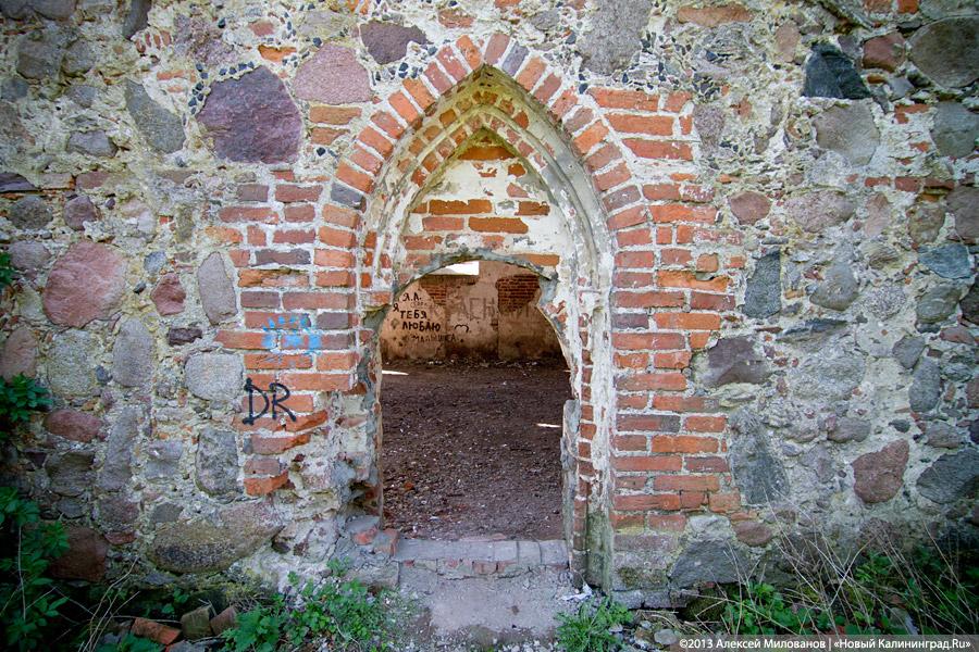 «Фрески и аисты»: вокруг кирхи в посёлке Кумачево идёт судебная тяжба