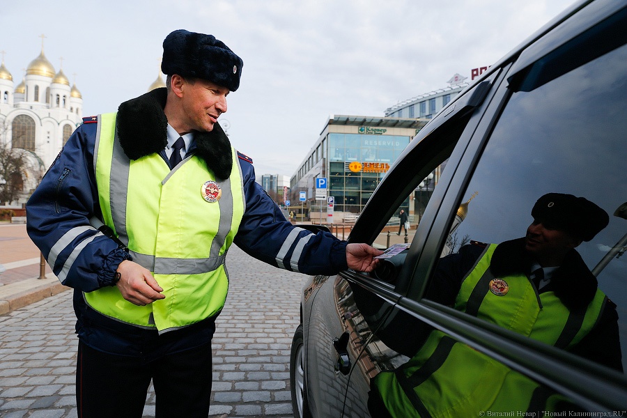 Сотрудники ГИБДД оштрафовали водителя за нарушение правил перевозки ребенка в авто