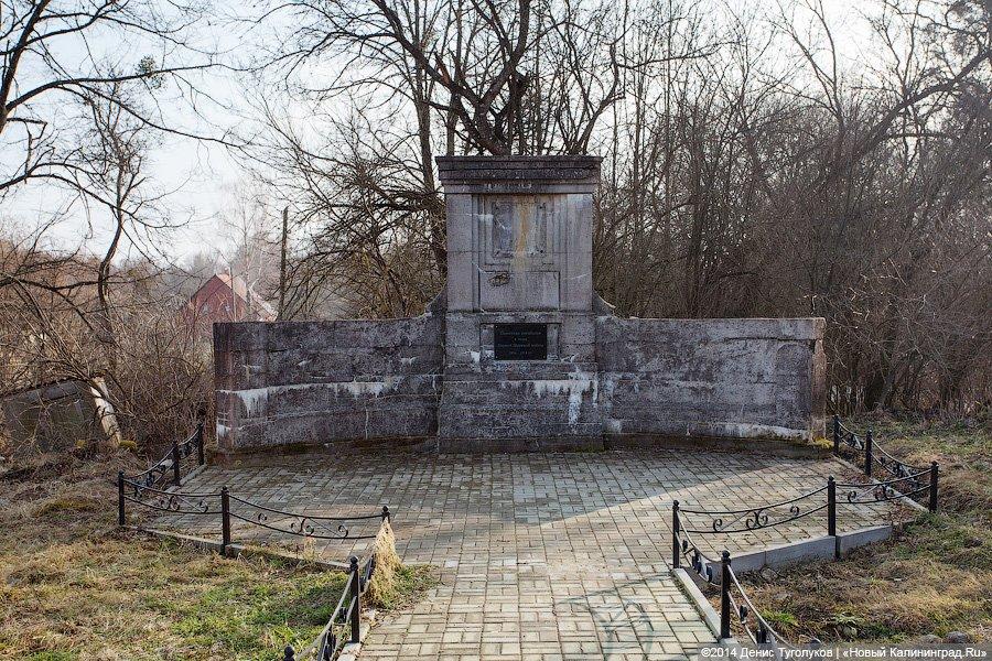 На крыше травка зеленеет: кирха начала XIX века в Перевалово покрывается плесенью и мхом