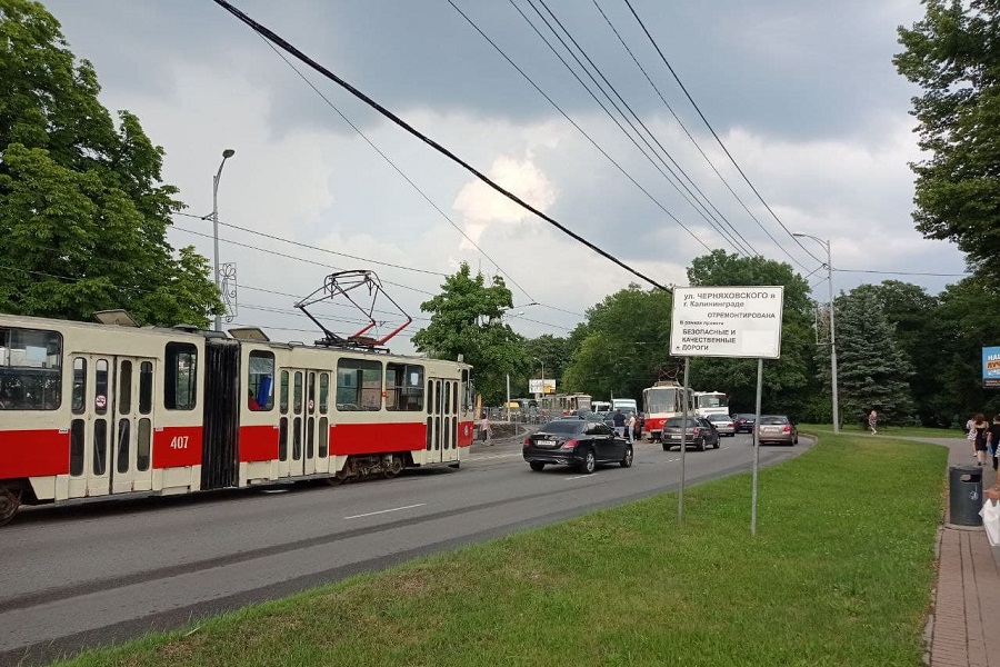 На Черняховского собралась большая пробка после столкновения «Порше» с трамваем (фото)