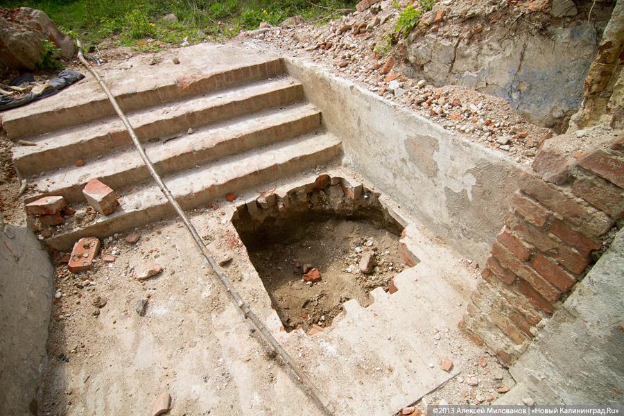 «А денег нет»: в переданной РПЦ кирхе 14-го века в Храброво валяются человеческие кости