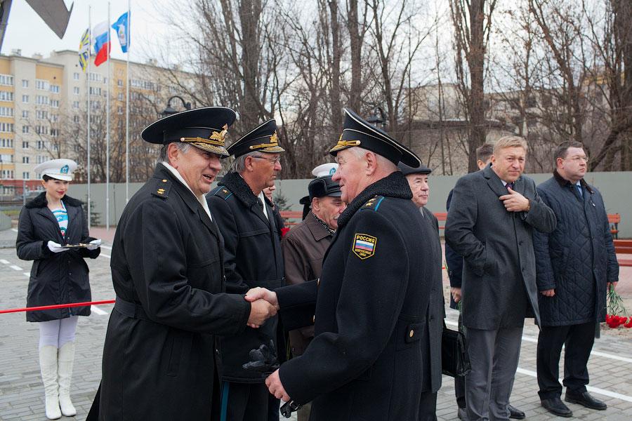На ветру: как прошло торжественное открытие наполовину готового сквера