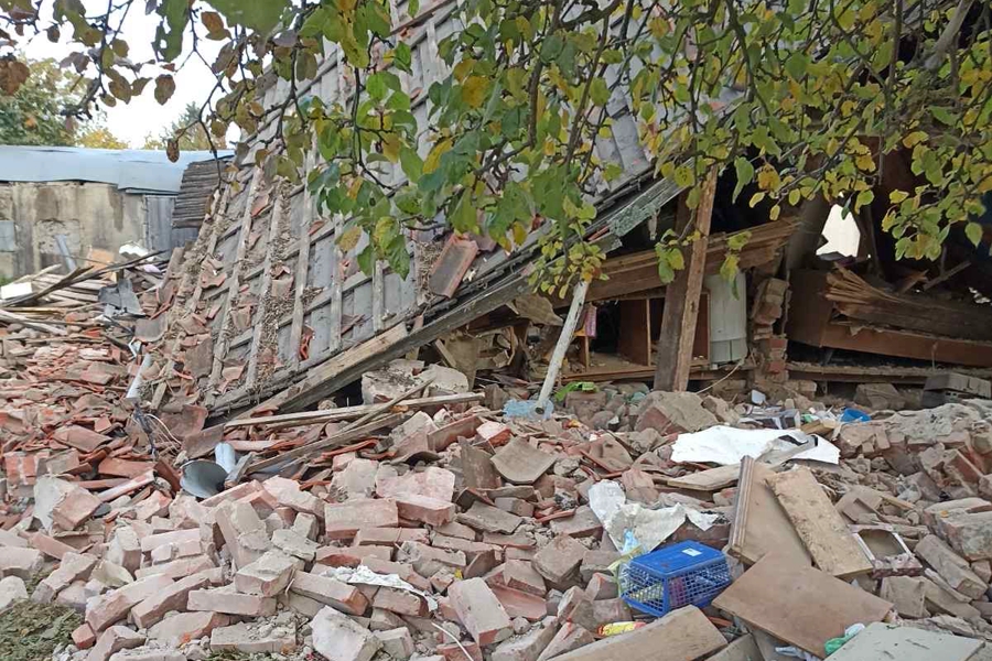 СК и прокуратура проводят проверки после взрыва в особняке в Переславском (видео)