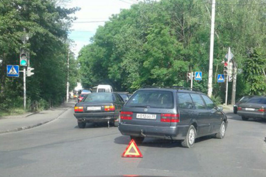 Из-за ДТП затруднено движение на ул. Судостроительной в Калининграде (фото)