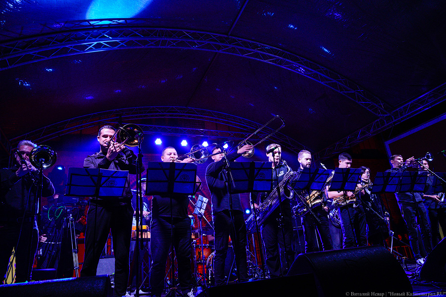 Алиханов вместо Сантаны: как прошла презентация новых дат «Калининград Сити Джаза»