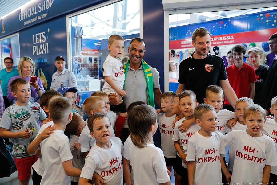 Шапка-ушанка в подарок и селфи с Забивакой: бразилец Кафу прилетел в Калининград