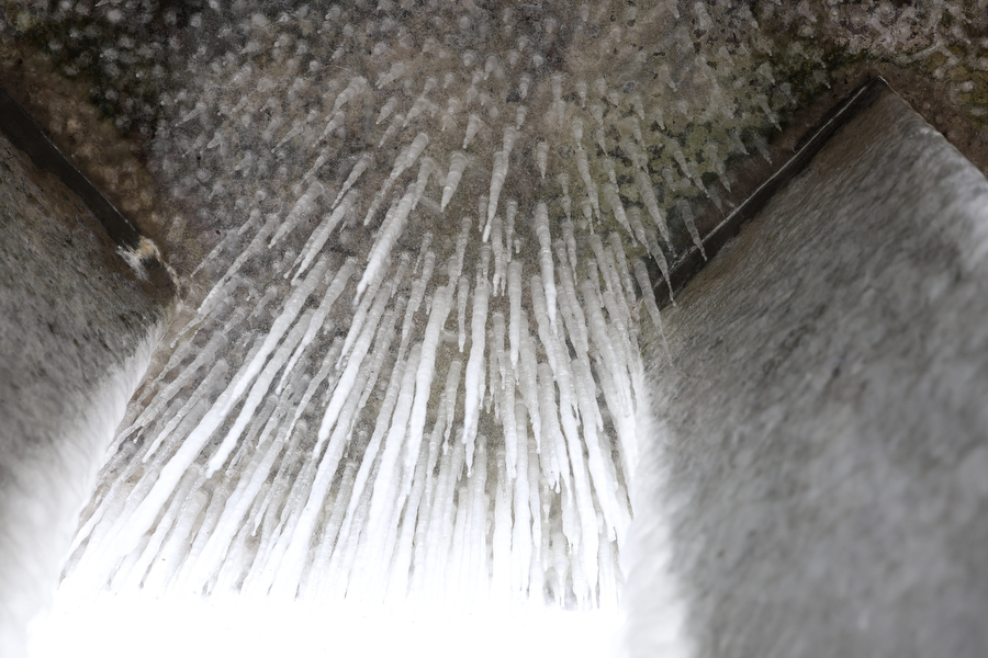 Мороз и море: как стихия украсила променад в Зеленоградске (фото)