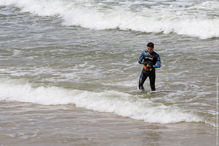 Машина «по потребности»: польский агрегат начал чистить песок на пляже Зеленоградска