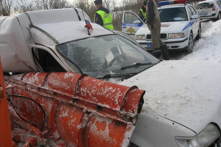 В Славском районе «Форд» врезался в снегоуборочный «КАМАЗ» на встречной (фото)