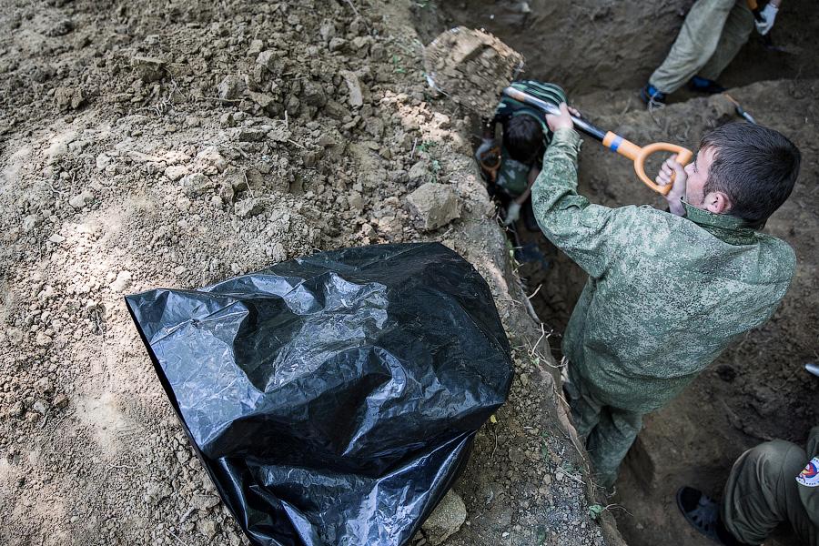 По следам мародёров: в Багратионовском районе поисковики перезахоранивают советских солдат