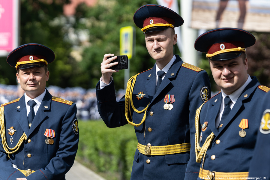 Вино из одуванчиков: изнанка генеральной репетиции парада в Калининграде (фото)