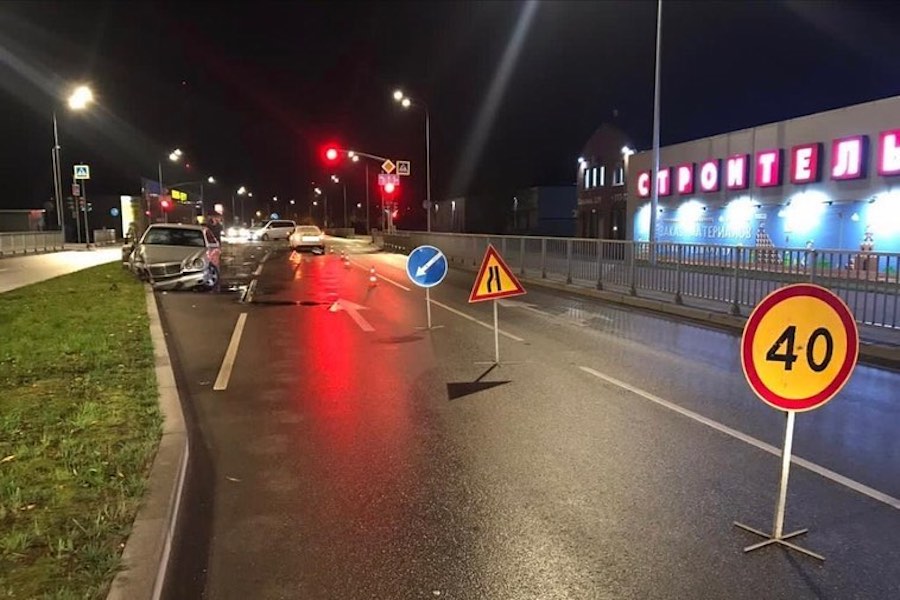Под Гурьевском «Мерседес» проехал на красный и спровоцировал тройное ДТП (фото)