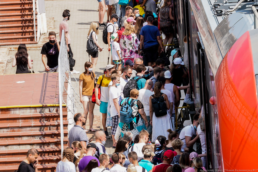 Не для слабаков: желающие уехать к морю штурмуют электрички и автобусы