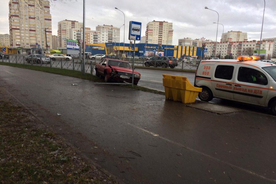 На ул. Гайдара «Форд» пробил ограждение (фото)