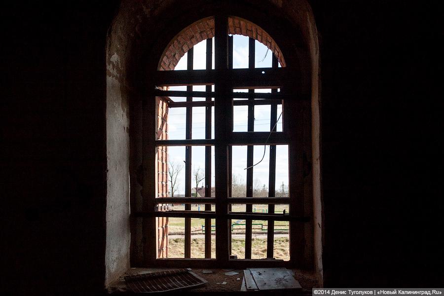 Нам на небо: кирха, построенная по инициативе прусского короля, превратилась в склад химикатов