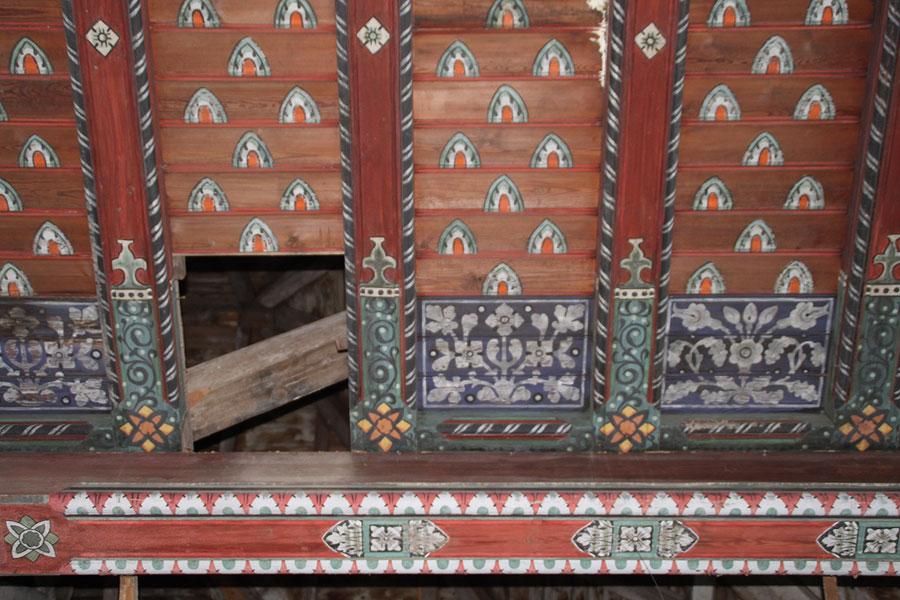 Смрад и овцы: старинную семинарию под Черняховском превратили в хлев