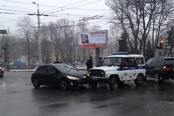 В центре Калининграда машина транспортной полиции попала в ДТП, движение затруднено