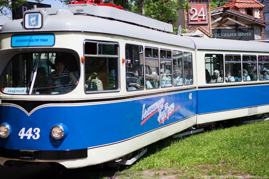 Почти ровесники: в Калининграде прошла трамвайная экскурсия для ветеранов