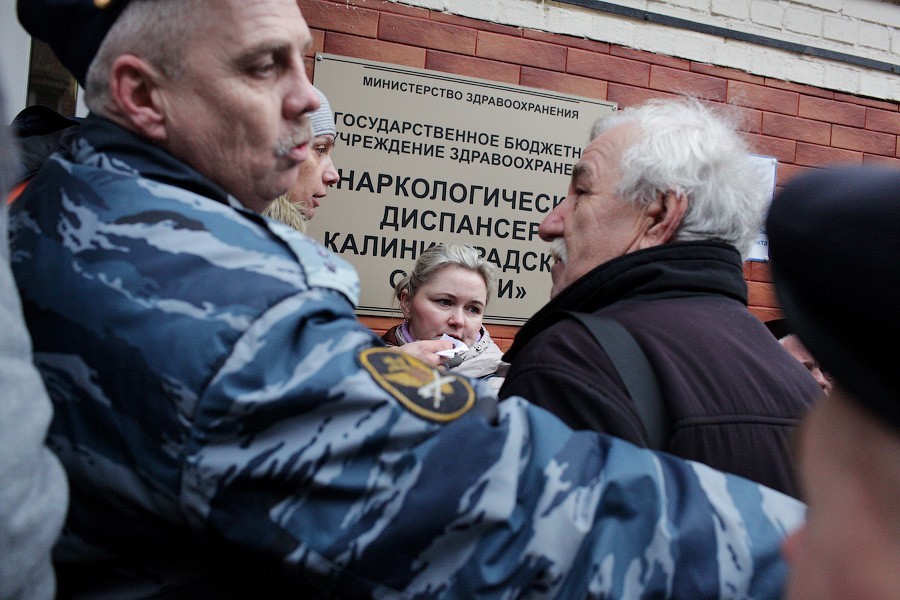 Чемпионат по очередям: что происходит перед наркодиспансером на Барнаульской