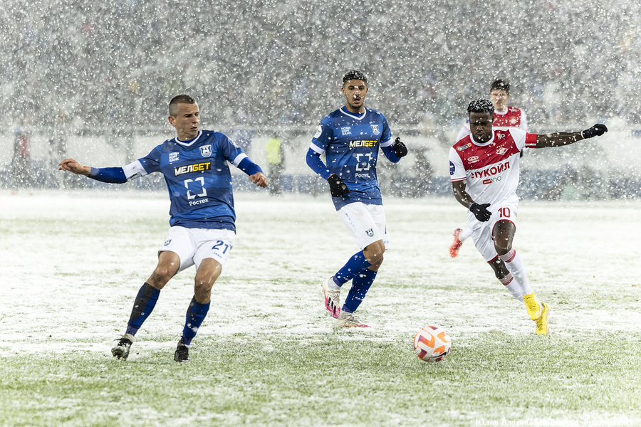 «Не футбол, а регби»: снежный матч «Балтика» — «Спартак» в фотографиях