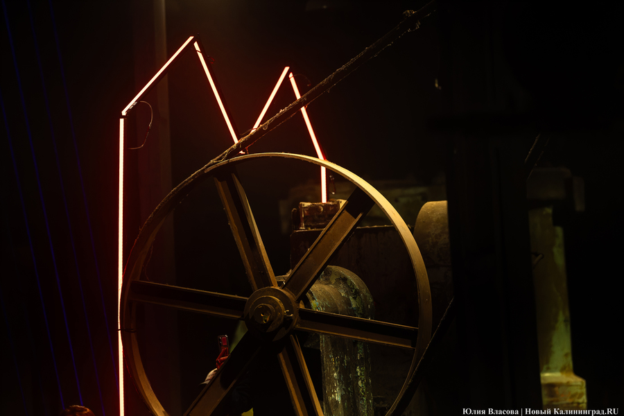 Индустриальные смыслы «Смены»: как прошёл фестиваль света в Кузнечном цехе (фото)