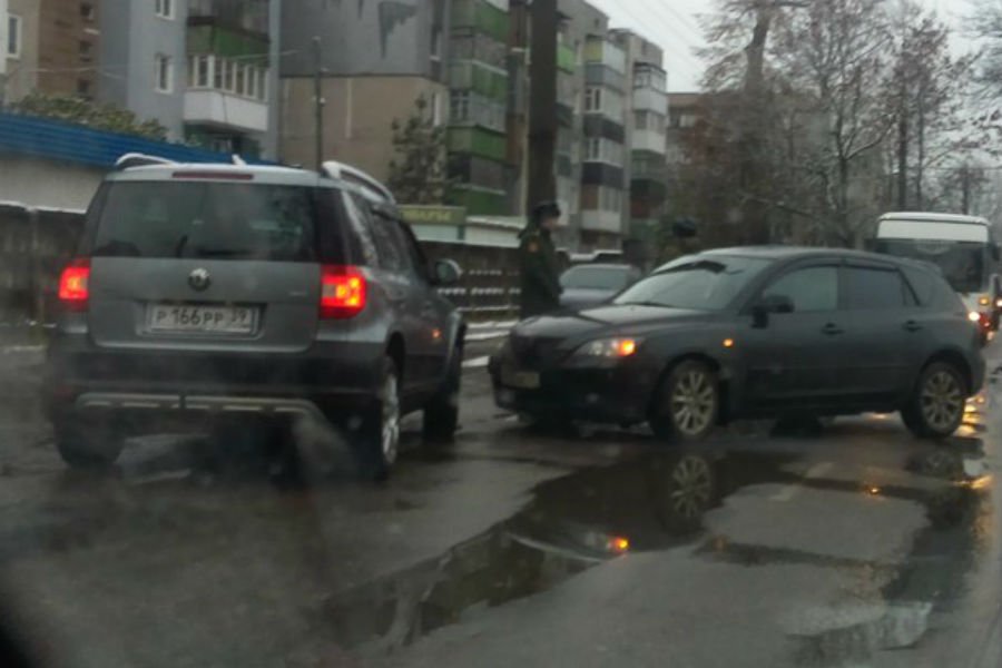 Из-за ДТП на Емельянова блокировано движение на выезд (фото)