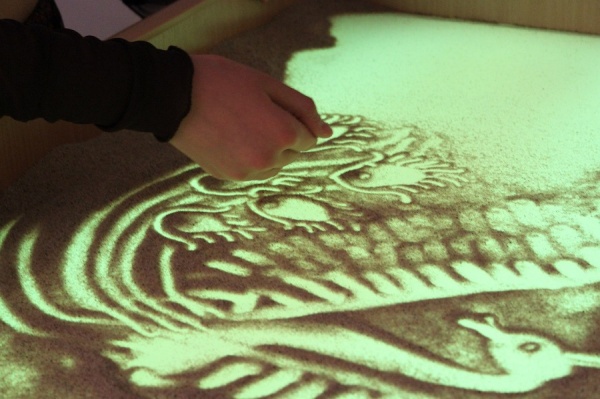 В Калининграде проходят уникальные занятия пескографией для детей