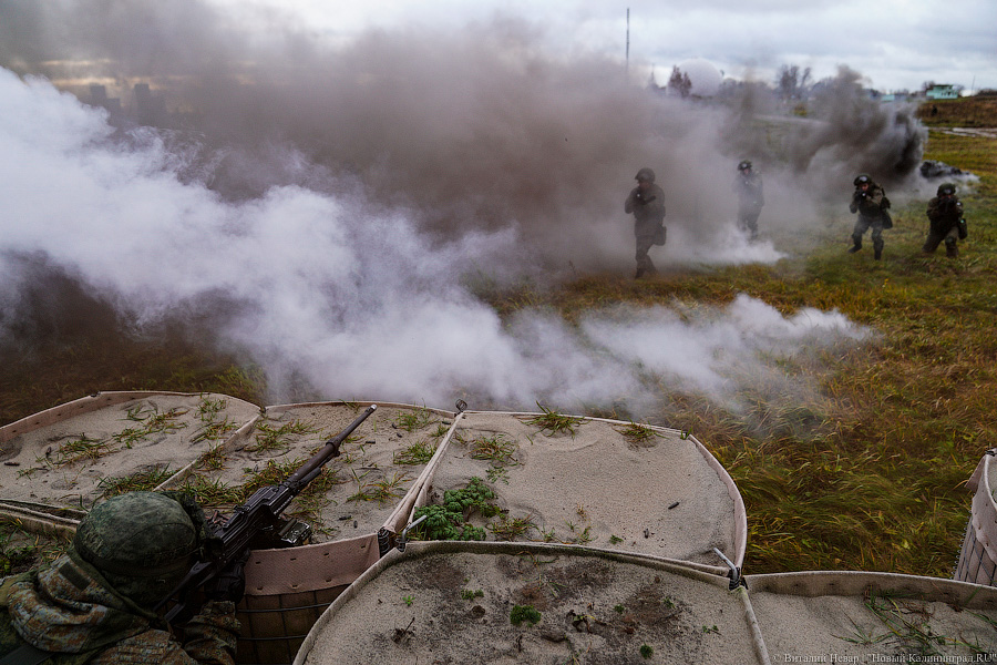 В условиях, приближенных к боевым: тренировка морпехов на психологической полосе препятствий