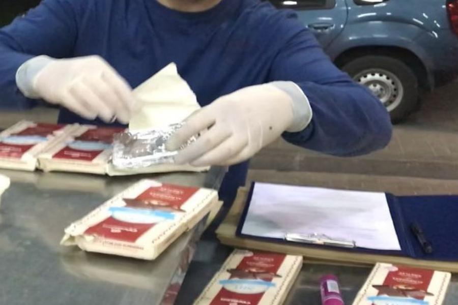 Россиянину не дали ввезти в регион 2 кг гашиша, замаскированного под шоколад (фото)