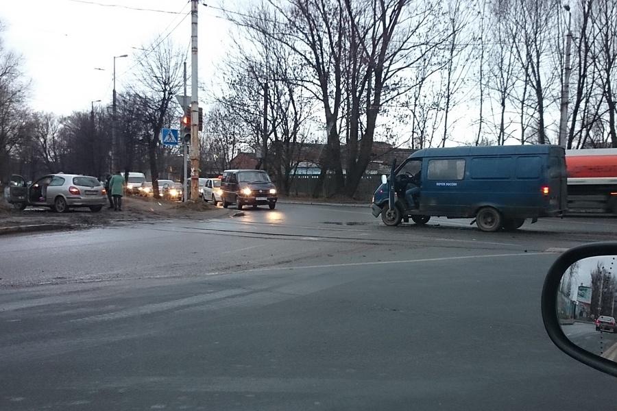На Суворова машина «Почты России» столкнулась с «Ниссаном», образовалась пробка