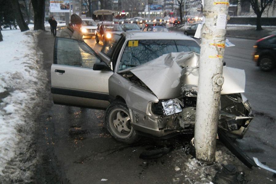 В Калининграде на ул. Черняховского врезалась в столб Audi (+фото)
