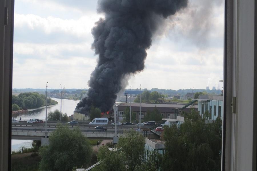 На ул. Дзержинского крупный пожар, горят складские помещения (фото, видео)
