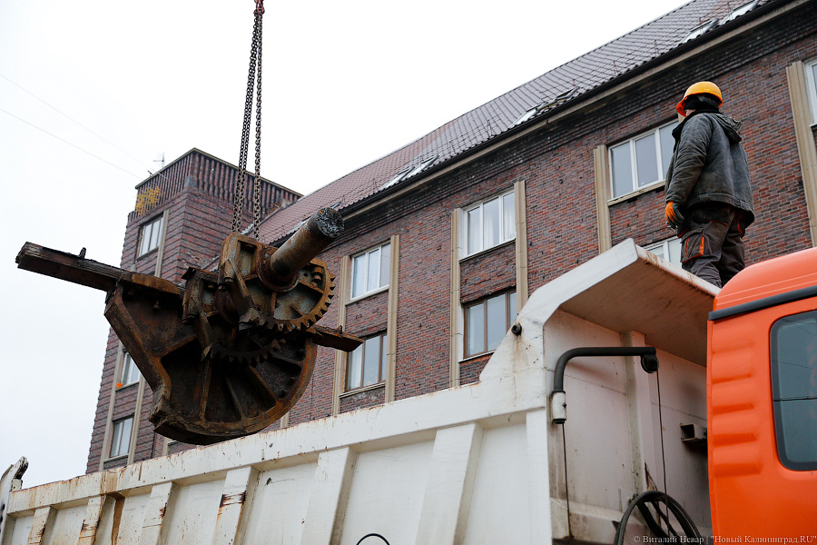 Разводной механизм Высокого моста передают в музей по частям (фото)