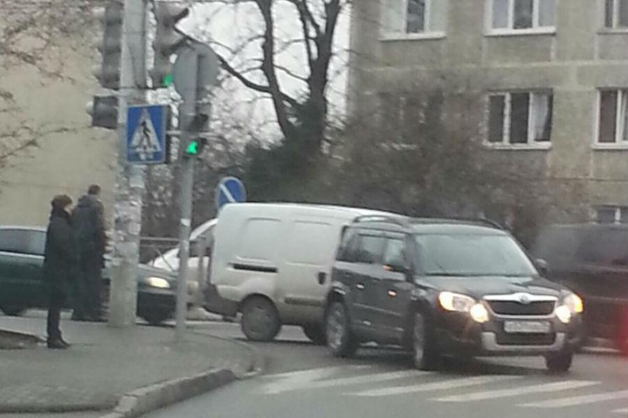 Движение по ул. Горького затруднено из-за аварии на перекрестке (фото)