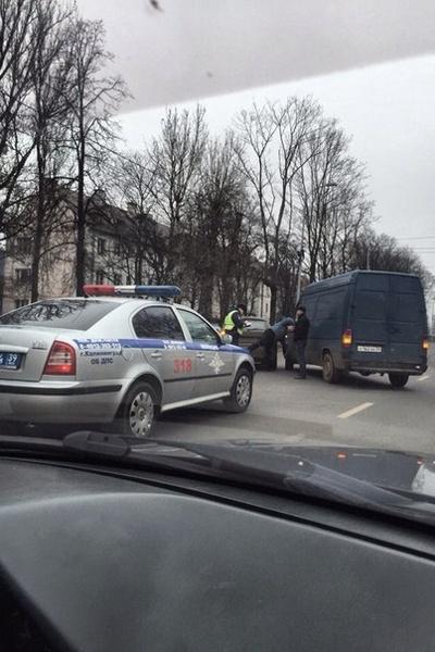 На Невского столкнулись «БМВ» и микроавтобус, образуется пробка (фото)