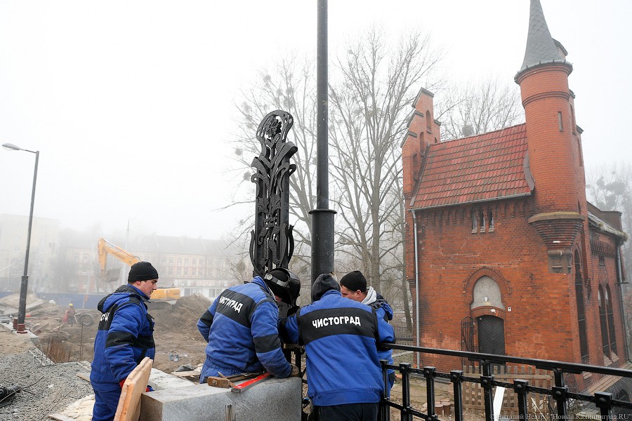 От авторов синей рыбы: на Высоком мосту ставят новую кованую ограду (фото)