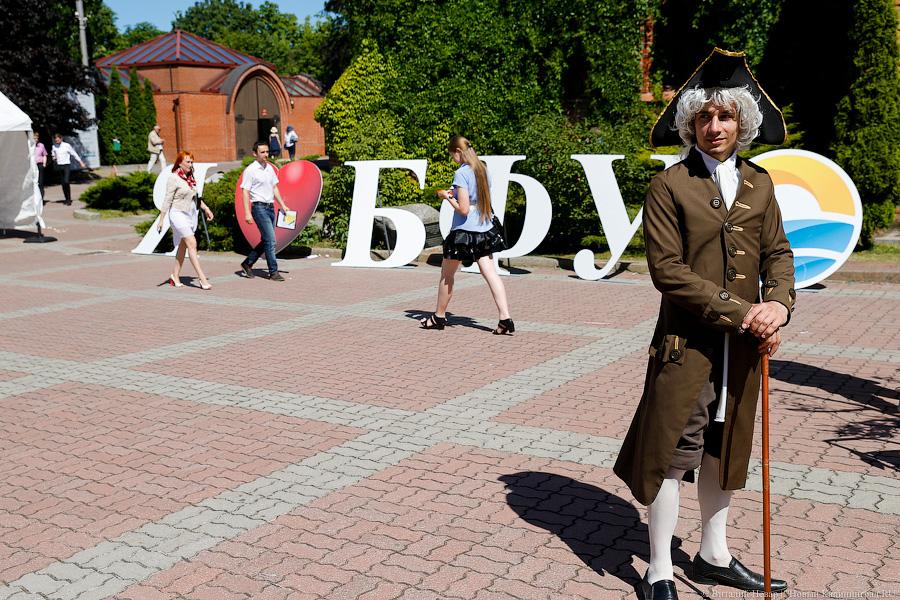 Толпа и селфи-палка: выпускникам БФУ вручили очередную партию дипломов