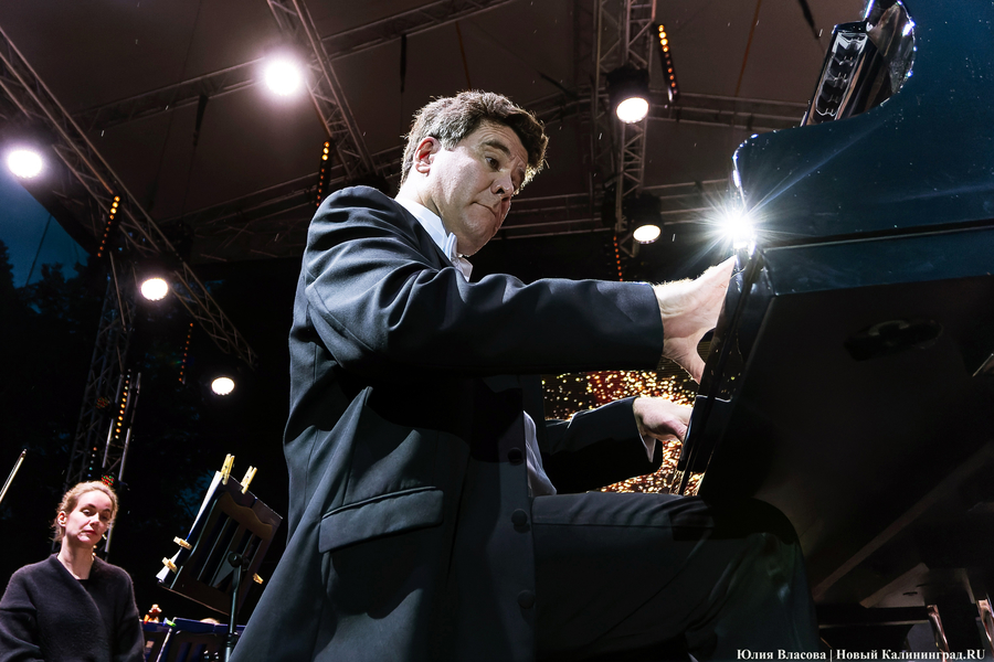 Бурлеска под дождём: Денис Мацуев выступил на острове Канта (фото)