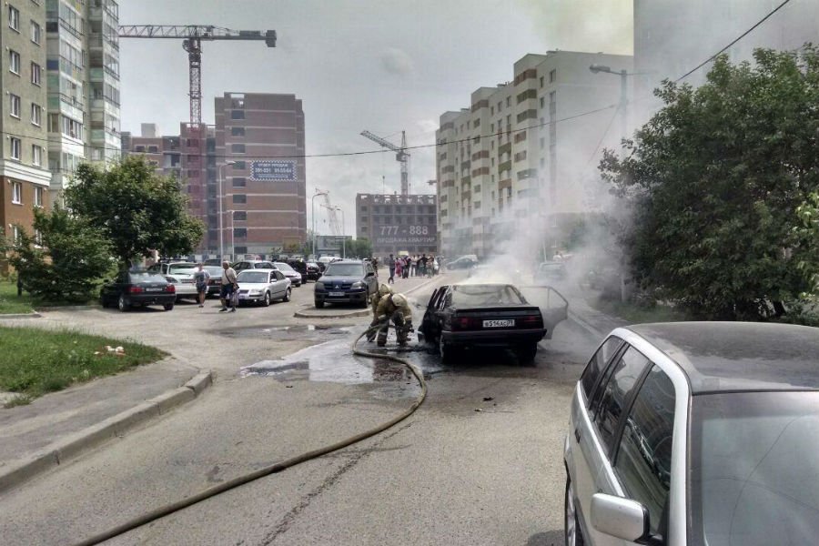 На улице Дадаева сгорела иномарка (фото)
