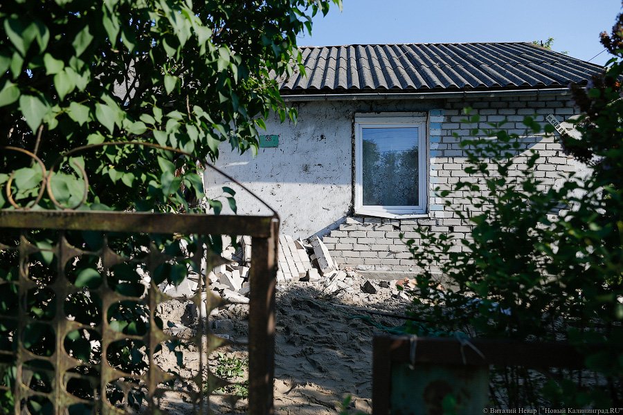 Опрокинулся и снес полдома: под Калининградом в ДТП погибла пенсионерка