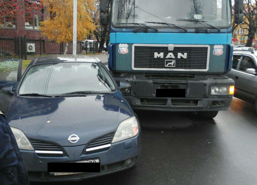 В Калининграде кольцо на Донского-Горной перегородили грузовик и «Ниссан» (фото)