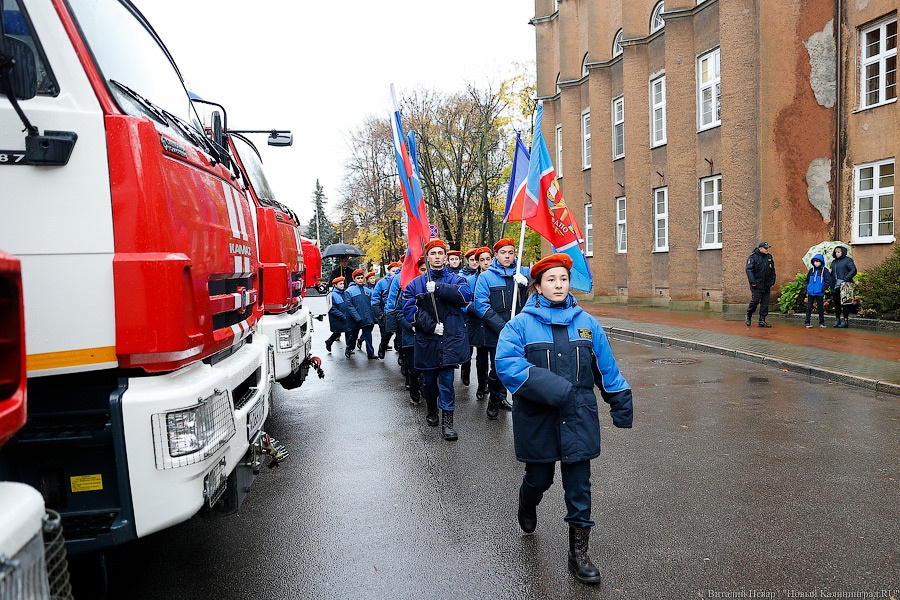 Мотоциклы и медали: как в МЧС региона подарки из рук министра получали